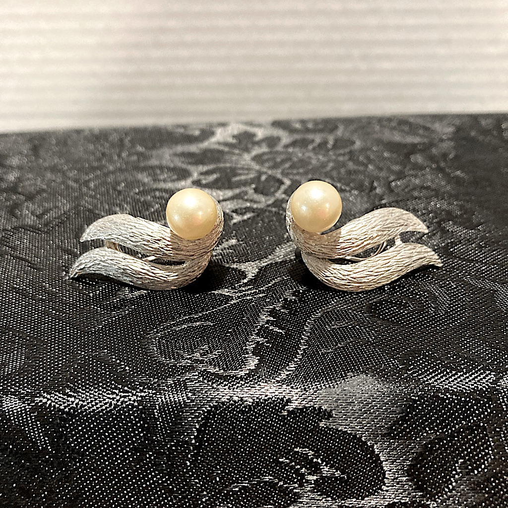 Judy Lee Signed Brushed Silver Earrings 15$